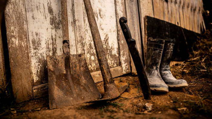 Csákánnyal felfegyverkezve indul, hogy végezzen a volt párjával