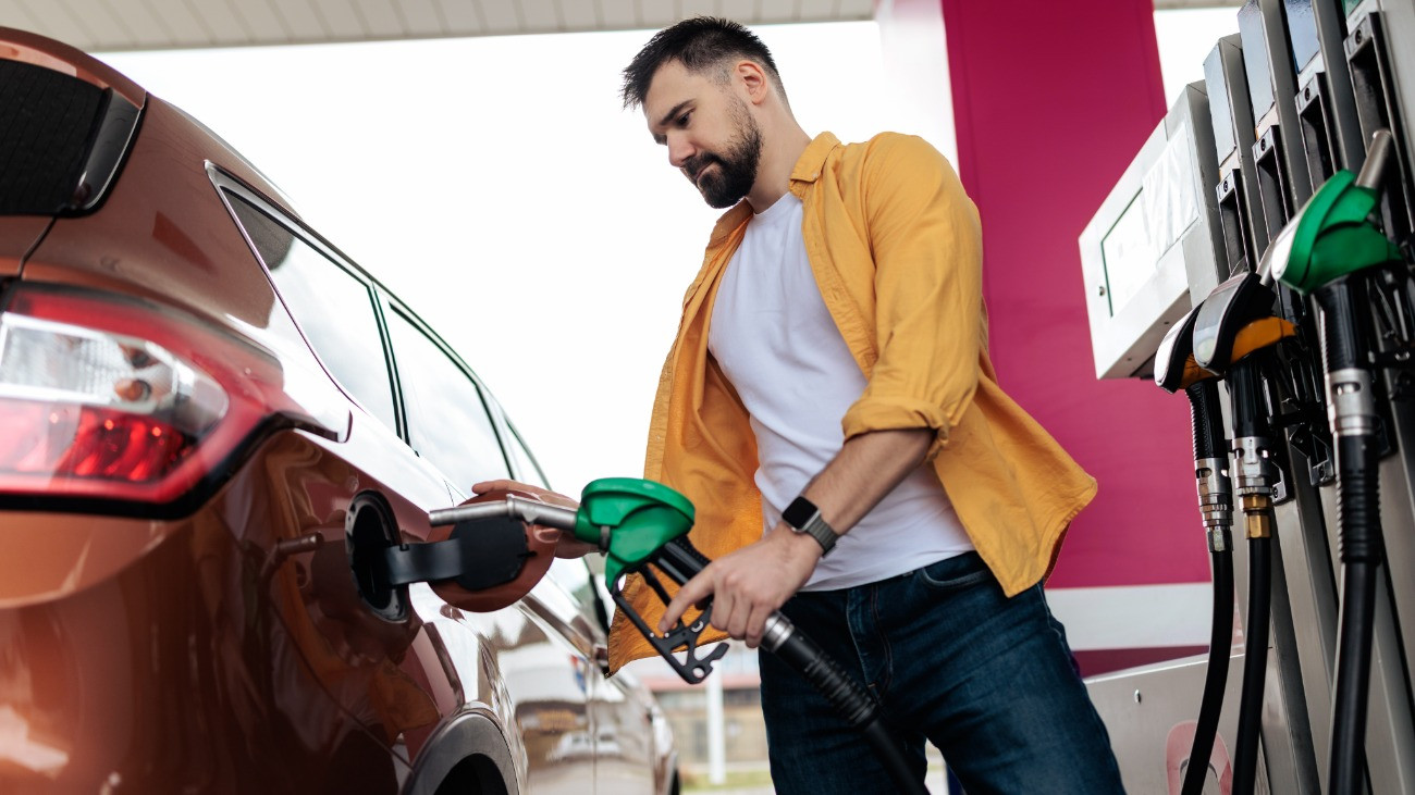 Férfi tankol egy személyautóba
