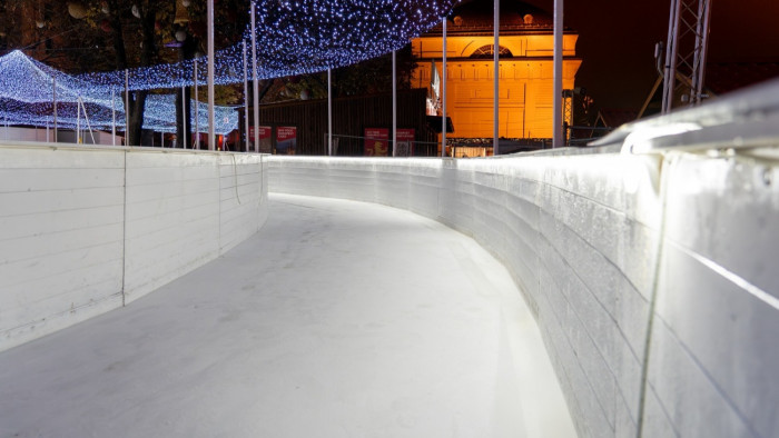 Jégpályával és -folyosóval, kézműves vásárral, finom falatokkal nyílt meg a karácsonyi vásár a Városháza Parkban