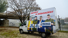 Plakátkampány indult Magyar Péter és a Tisza Párt ellen, méghozzá Győrben