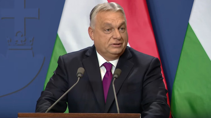 Orbán Viktor kapott egy titokzatos bőröndöt