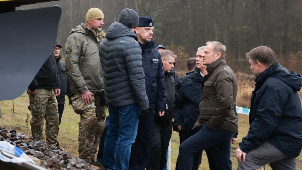 Donald Tusk: szabotázsakció történt, a robbantás célja egy vonat volt – képek