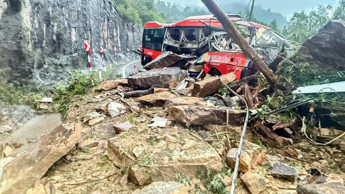 Fotók a földcsuszamlás miatt lezuhanó sziklákról: összeroncsolódott egy autóbusz, halottak Vietnámban