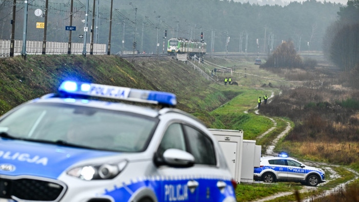 Donald Tusk: szabotázsakció történt, a robbantás célja egy vonat volt – képek