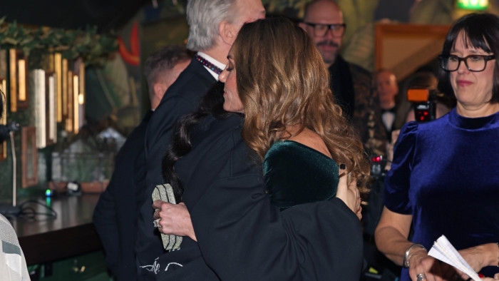 Megtört a protokoll, megható pillanat Katalin hercegné vörös szőnyeges visszatérésén – képek