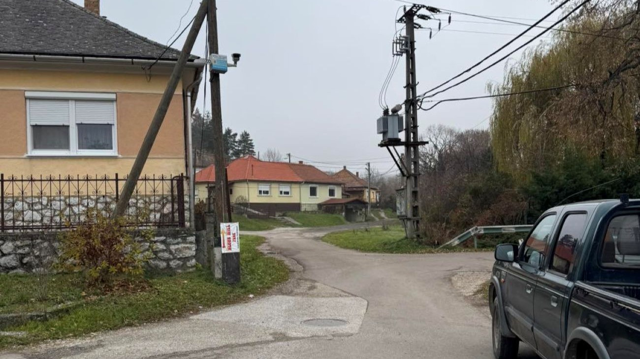 Okoskamerákkal figyelik a településre érlező autósokat Felsőtárkányban.