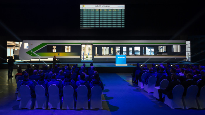 Festett kocsiszekrényből integetett Lázár János