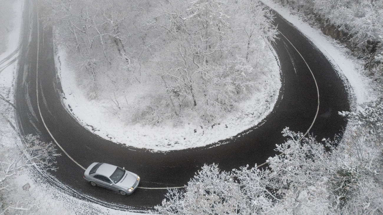 A havazás miatt téliesek az utak, készülnek a sípályák, de még nincs nyitás