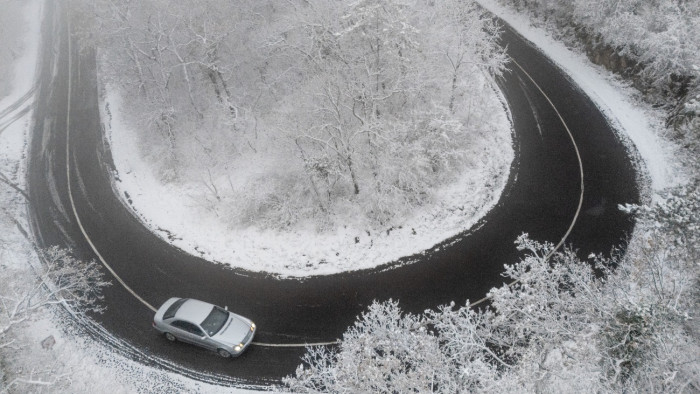 A havazás miatt téliesek az utak, készülnek a sípályák, de még nincs nyitás
