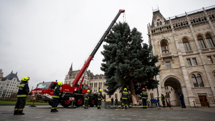 Hetekre a Kossuth térre költözött egy öttonnás behemót