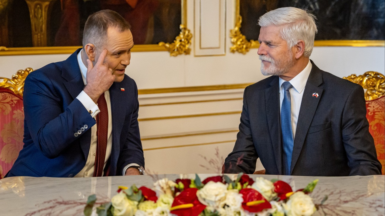 Petr Pavel cseh elnök (j) és Karol Nawrocki lengyel államfõ megbeszélést folytat a prágai várban 2025. november 24-én.