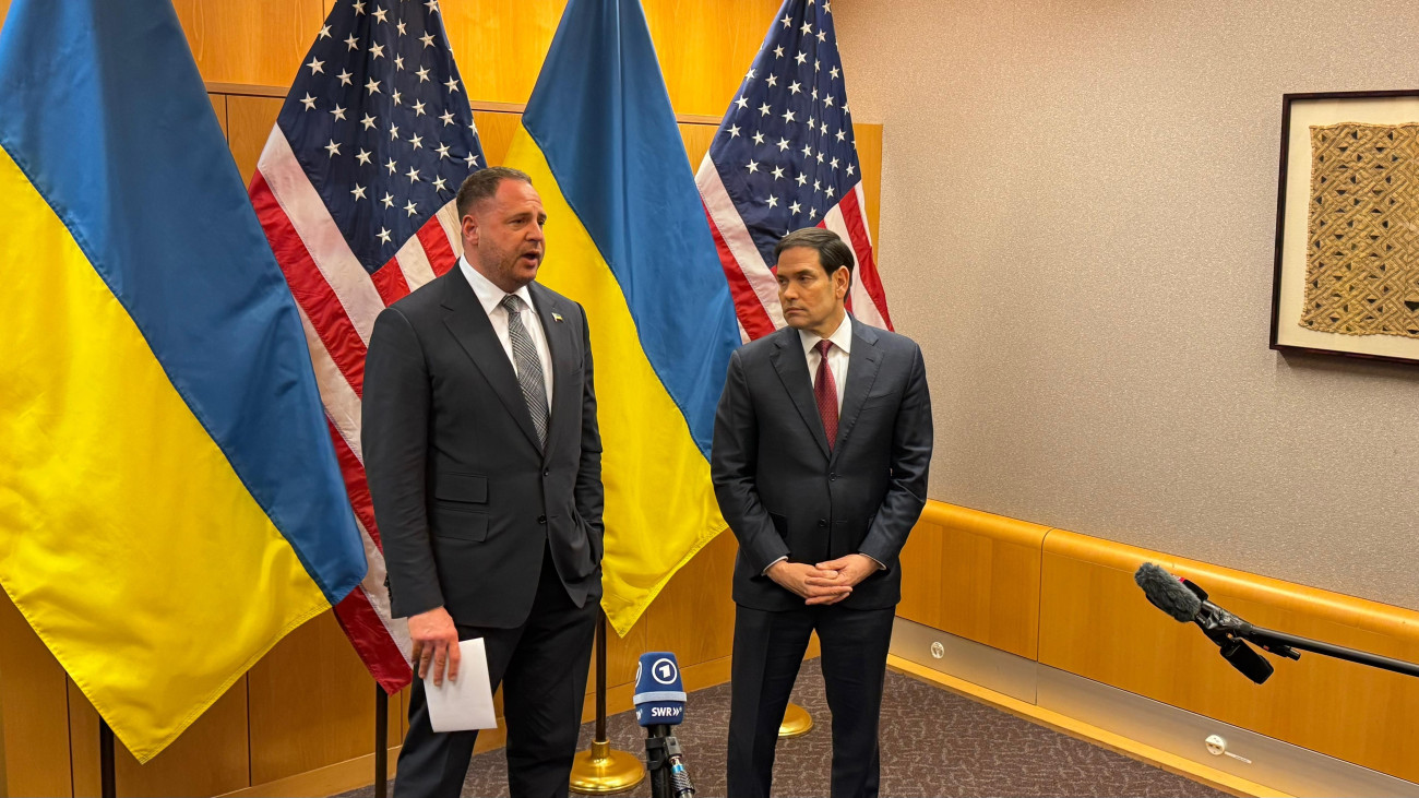GENEVA, SWITZERLAND - NOVEMBER 23: US Secretary of State Marco Rubio (R) and Ukraines presidential chief of staff Andriy Yermak (L) held press briefing in the US mission in Geneva, Switzerland on November 23, 2025. (Photo by Beyza Binnur Dönmez/Anadolu via Getty Images)