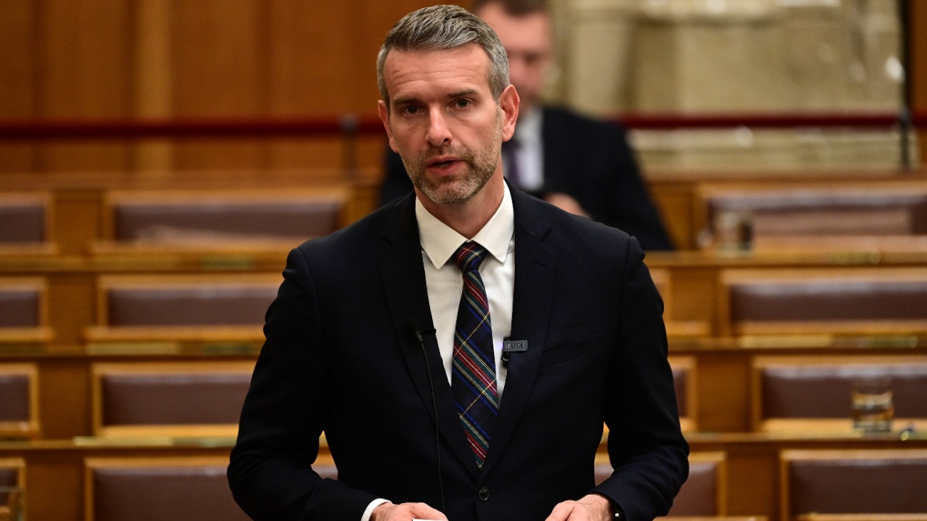 Steiner Attila energetikáért felelõs államtitkár expozét tart az atomenergiáról szóló törvény módosításáról szóló javaslat vitájában az Országgyûlés plenáris ülésén 2025. november 19-én.