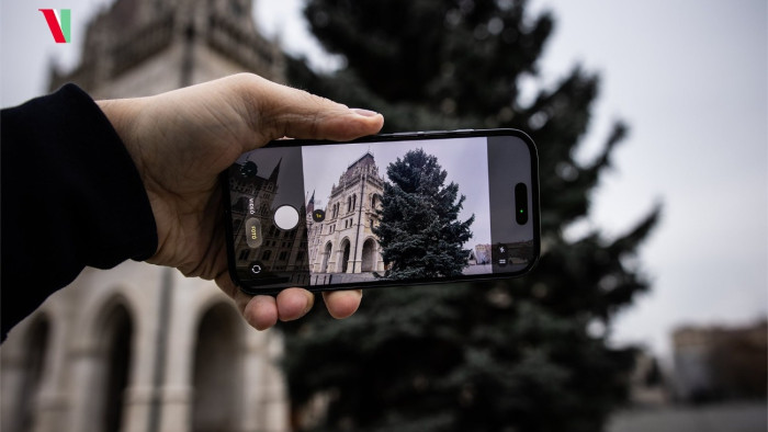 Szokatlan telefont vett a kezébe Orbán Viktor