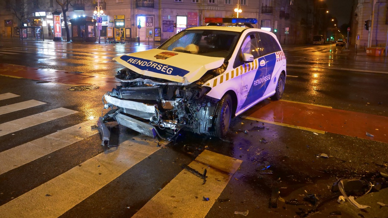 Összeroncsolódott rendőrautó, miután egy taxival ütközött a fővárosban az V. kerületi Szent István körúton 2025. november 26-án hajnalban. A mentők három rendőrt és a rendőrautóban szállított fogvatartottat kivizsgálásra kórházba vitték.