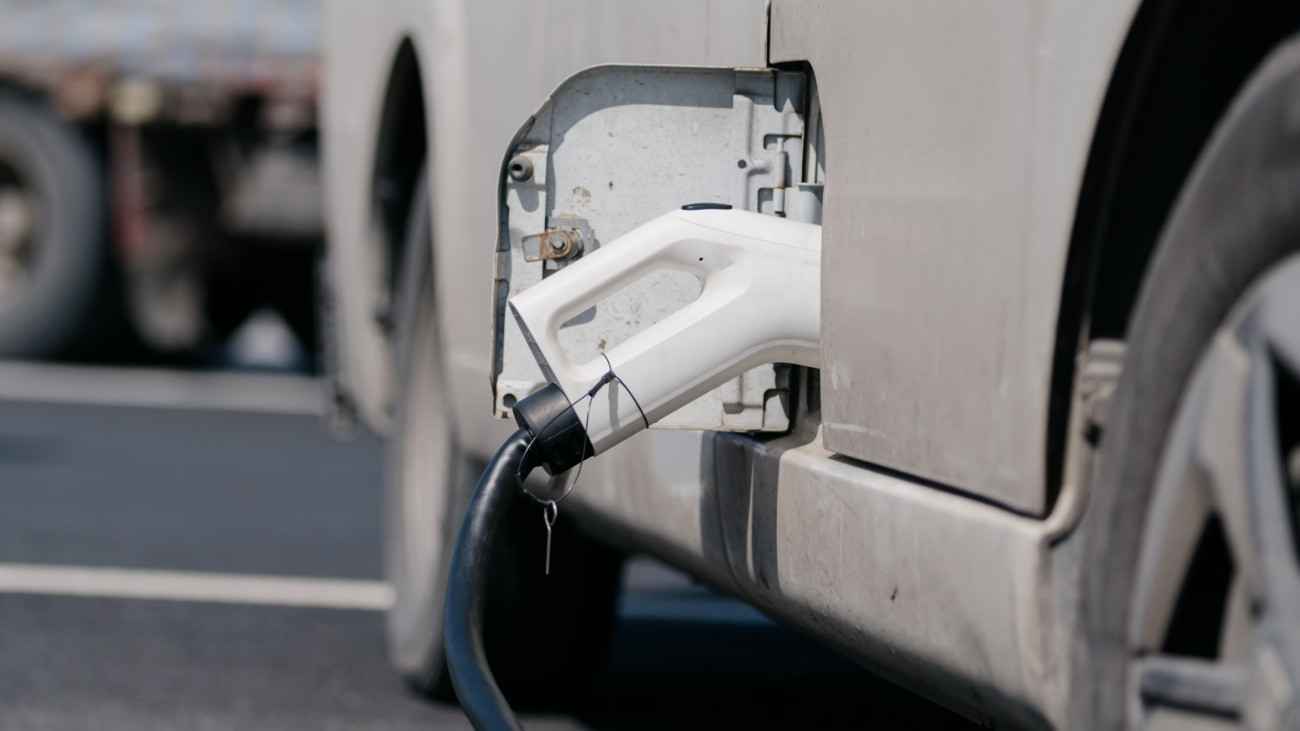 Elektromos teherautó töltése