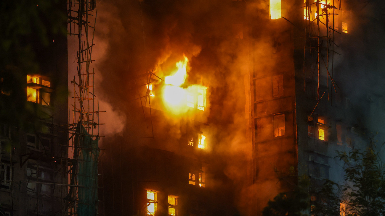 Szörnyű videó a brutális tűzről, tizenhárman meghaltak egy állványzat miatt Hongkongban