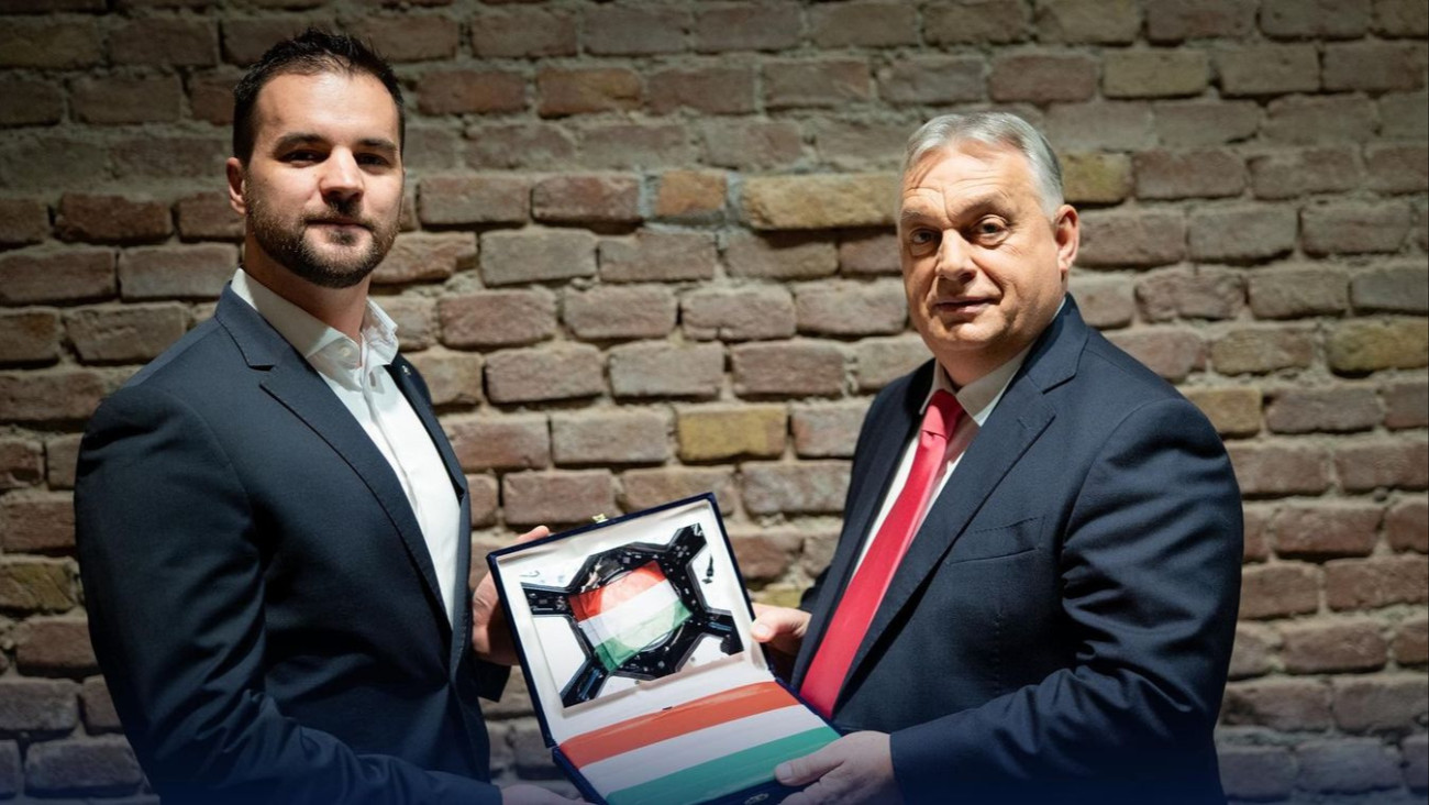 Mandiner Díjátadó Gála a Várkert Bazárban 2025. november 26-án, Orbán Viktor űrt megjárt magyar zászlót kapott Kapu Tibortól