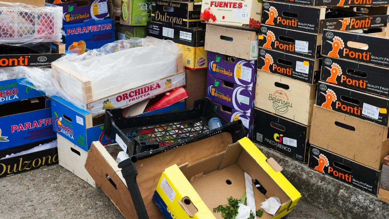 Zöldség- és gyümölcsszállító dobozok egy piacon.