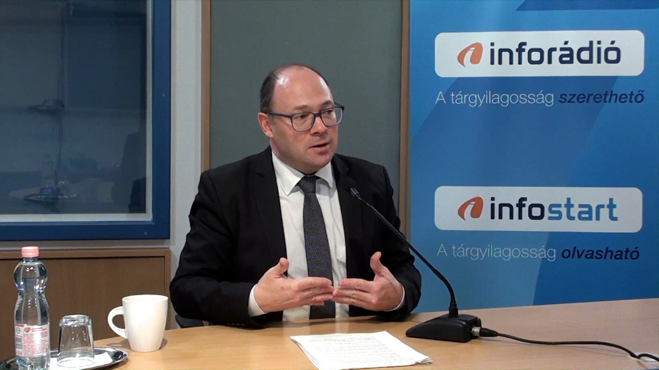 Bauer Bence, a Mathias Corvinus Collegium (MCC) Magyar-Német Intézet az Európai Együttműködésért igazgatója az Arénában 2025. november 26-án