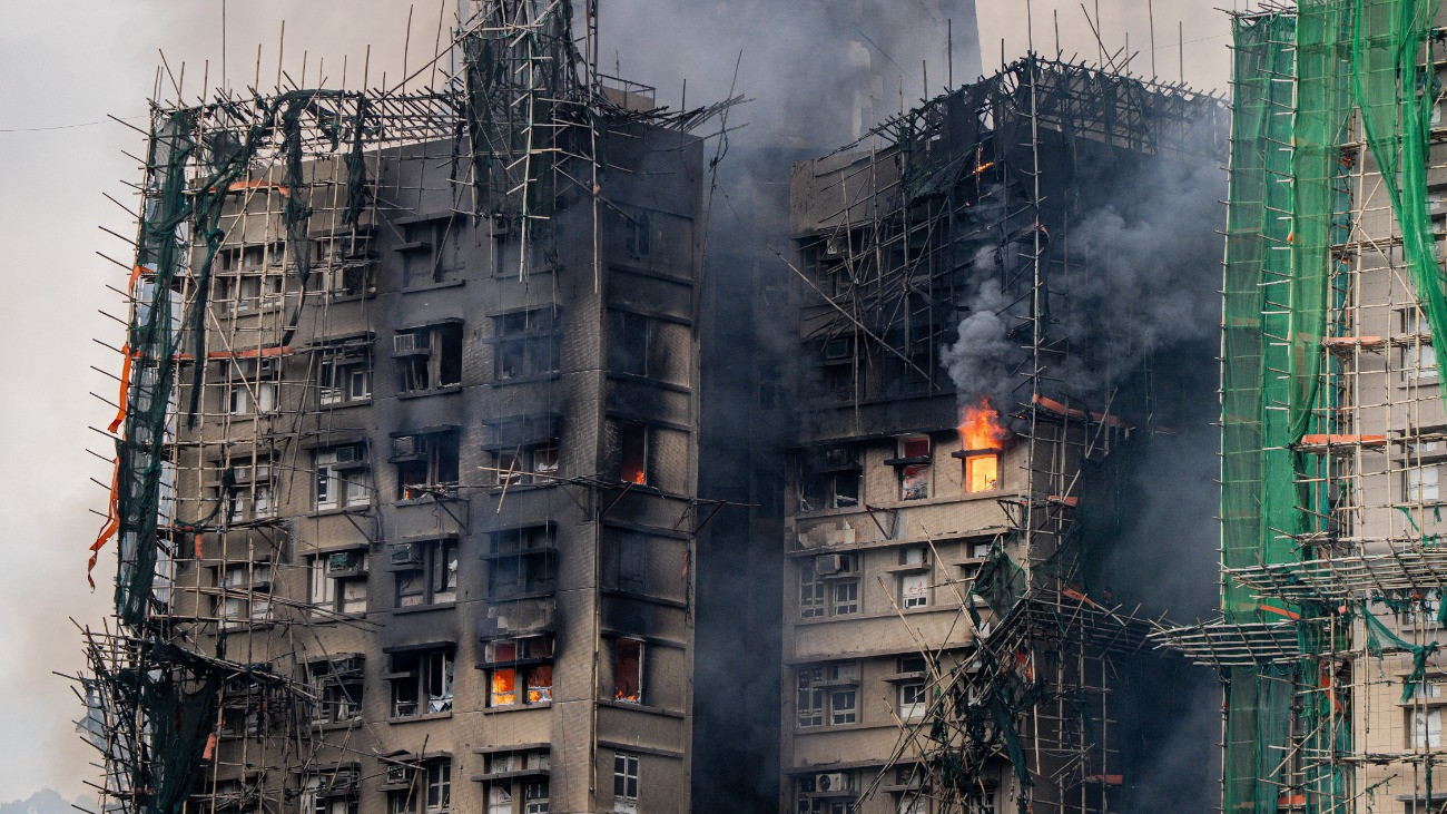 Hongkongi lakótelepi tűz: még mindig keresnek 300 embert