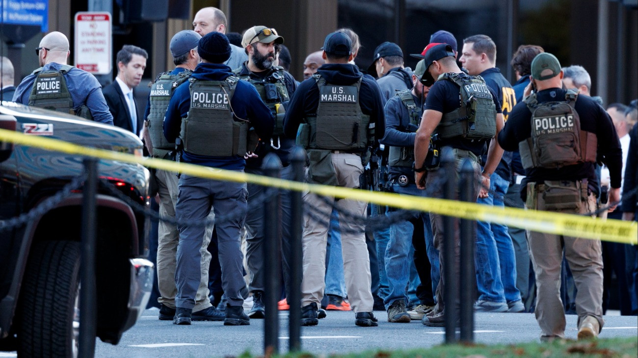 Rendfenntartók a washingtoni Fehér Ház közelében, ahol egy fegyveres tüzet nyitott 2025. november 26-án. A támadó megsebesítette a Nemzeti Gárda két tagját, akiket válságos állapotban szállítottak kórházba. A lövöldözõt õrizetbe vették.