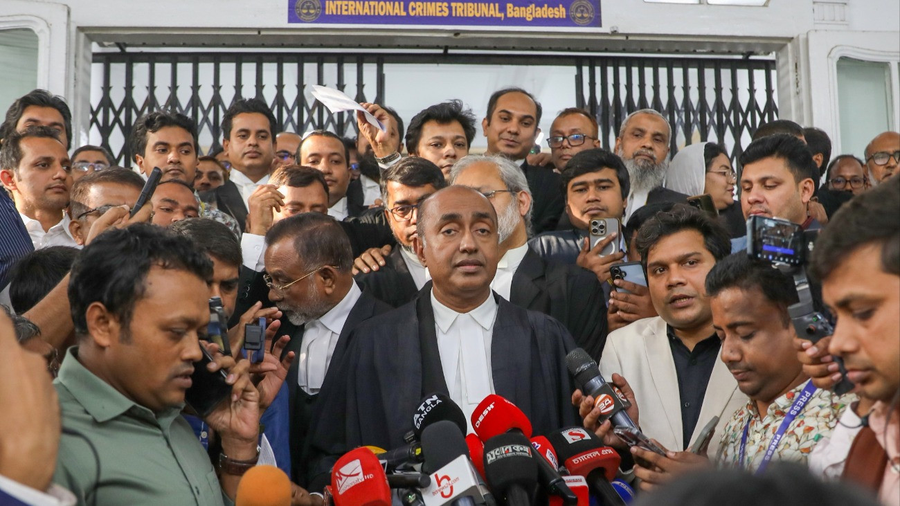 Md Aszaduzzaman bangladesi fõügyész (k) sajtóértekezletet tart, miután a Nemzetközi Büntetõbíróság (ICT) bangladesi belföldi háborús bûnökkel foglalkozó bírói testülete ítéletet hirdetett Vazed Haszina korábbi bangladesi miniszterelnök büntetõperében Dakkában 2025. november 17-én. A testület emberiesség elleni bûncselekmények miatt távollétében halálra ítélte az Indiába menekült 78 éves politikust a 2024-es diáktüntetéseken történt tömeges halálesetek miatt.