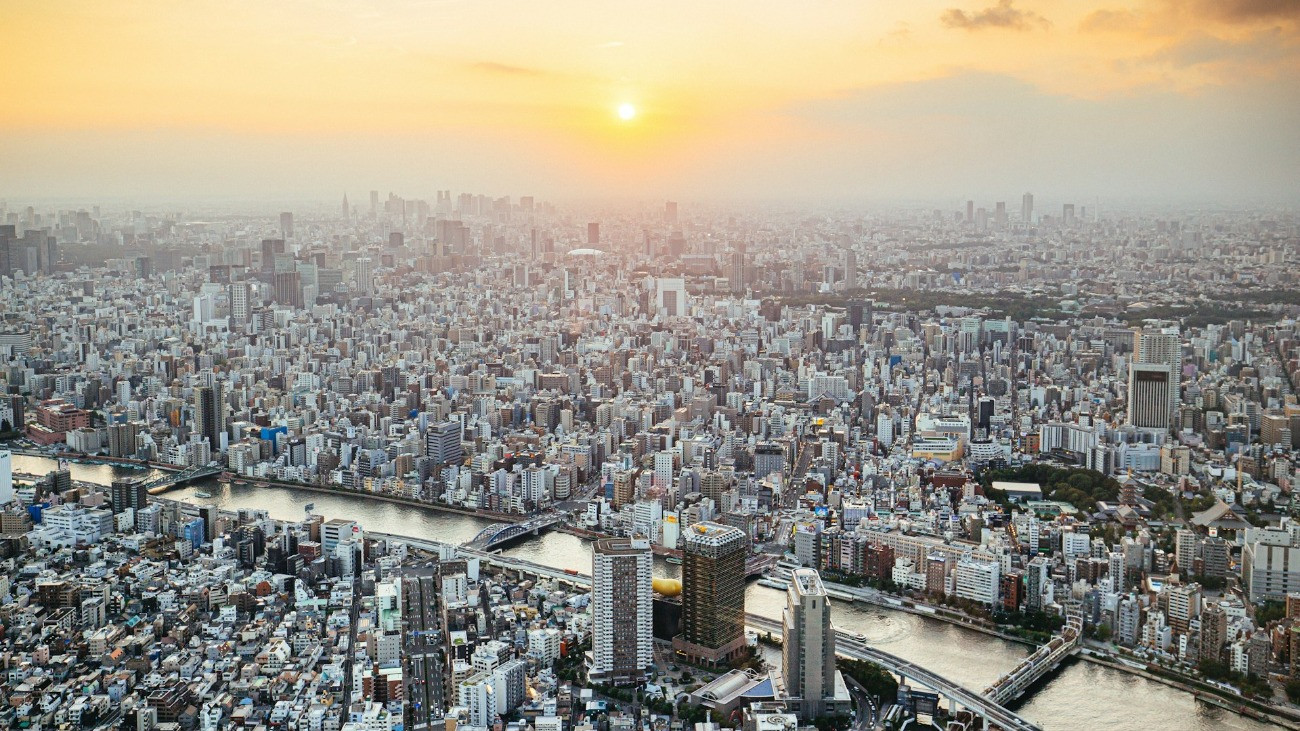 A japán főváros, Tokió látképe napkeltekor.