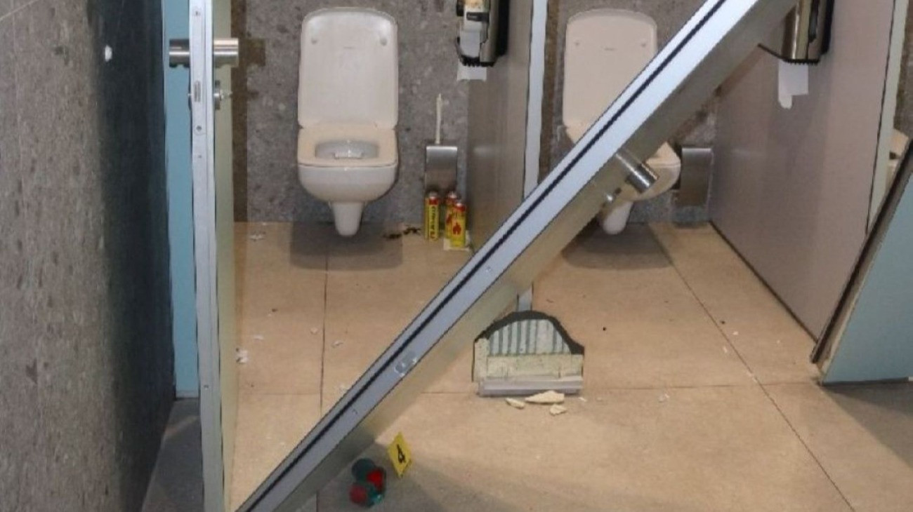 Magára robbantotta egy pesti pláza vécéjét a szipus – fotók