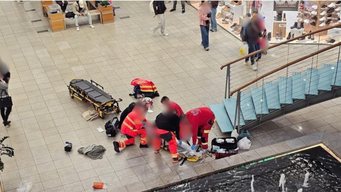 Fenyegették és szidalmazták a „nézők a beavatkozó debreceni mentőket egy plázában