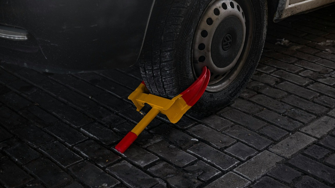 Kerékbilincs egy Volkswagen személyautó kerekén.