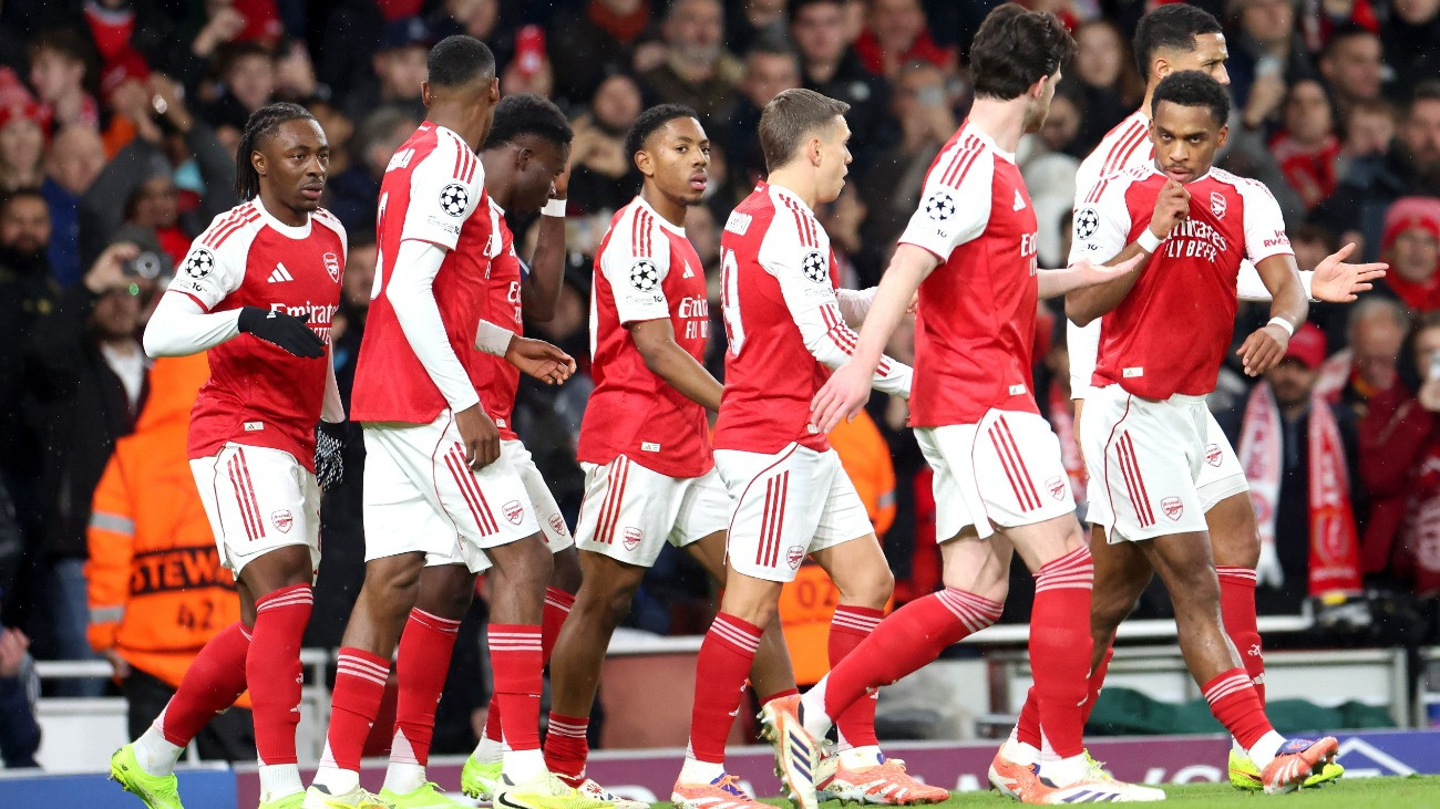 Jurrien Timber, az Arsenal játékosa (j), miután befejelte a találkozó elsõ gólját a labdarúgó Bajnokok Ligája alapszakasza ötödik fordulójának Arsenal-Bayern München mérkõzésén Londonban 2025. november 26-án.