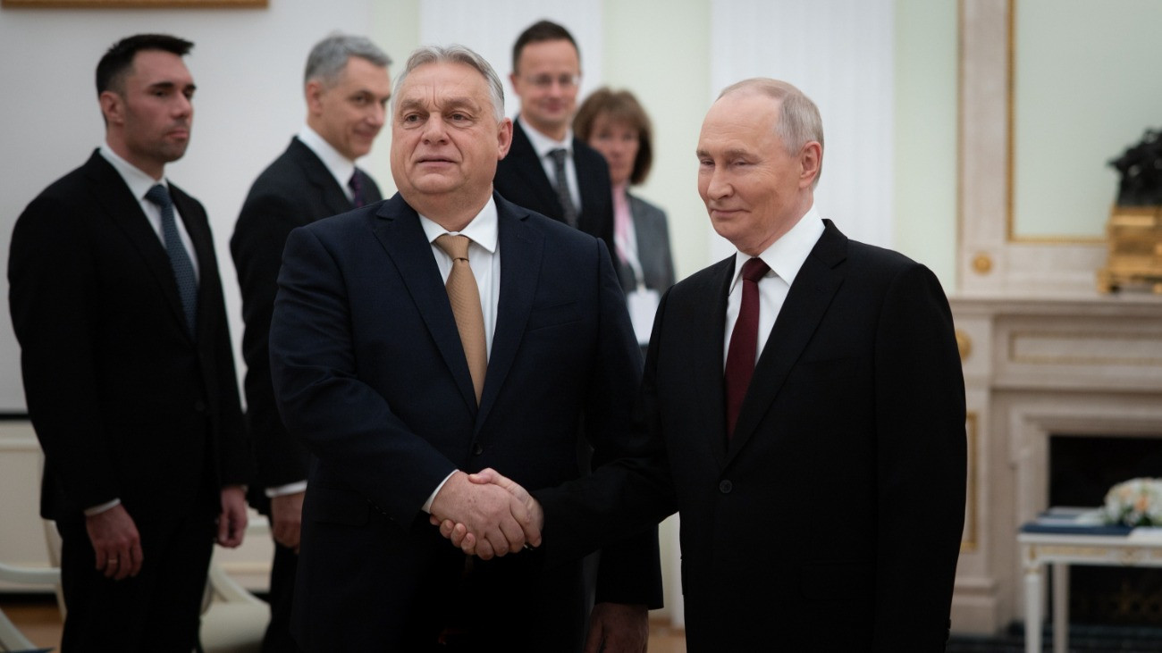 A Miniszterelnöki Kommunikációs Fõosztály által közreadott képen Orbán Viktor miniszterelnök (b) és Vlagyimir Putyin orosz államfõ találkozója a moszkvai Kremlben 2025. november 28-án.
