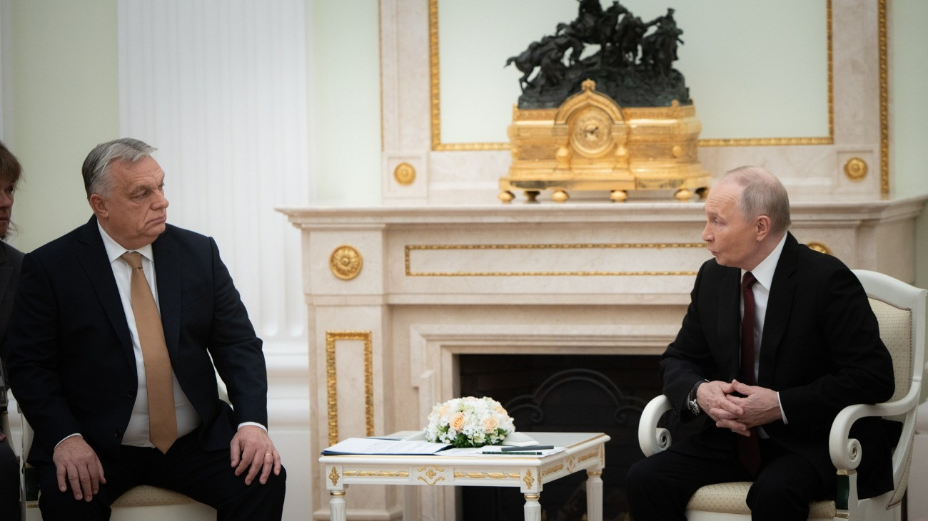 A Miniszterelnöki Kommunikációs Fõosztály által közreadott képen Orbán Viktor miniszterelnök (b) és Vlagyimir Putyin orosz államfõ találkozója a moszkvai Kremlben 2025. november 28-án.
