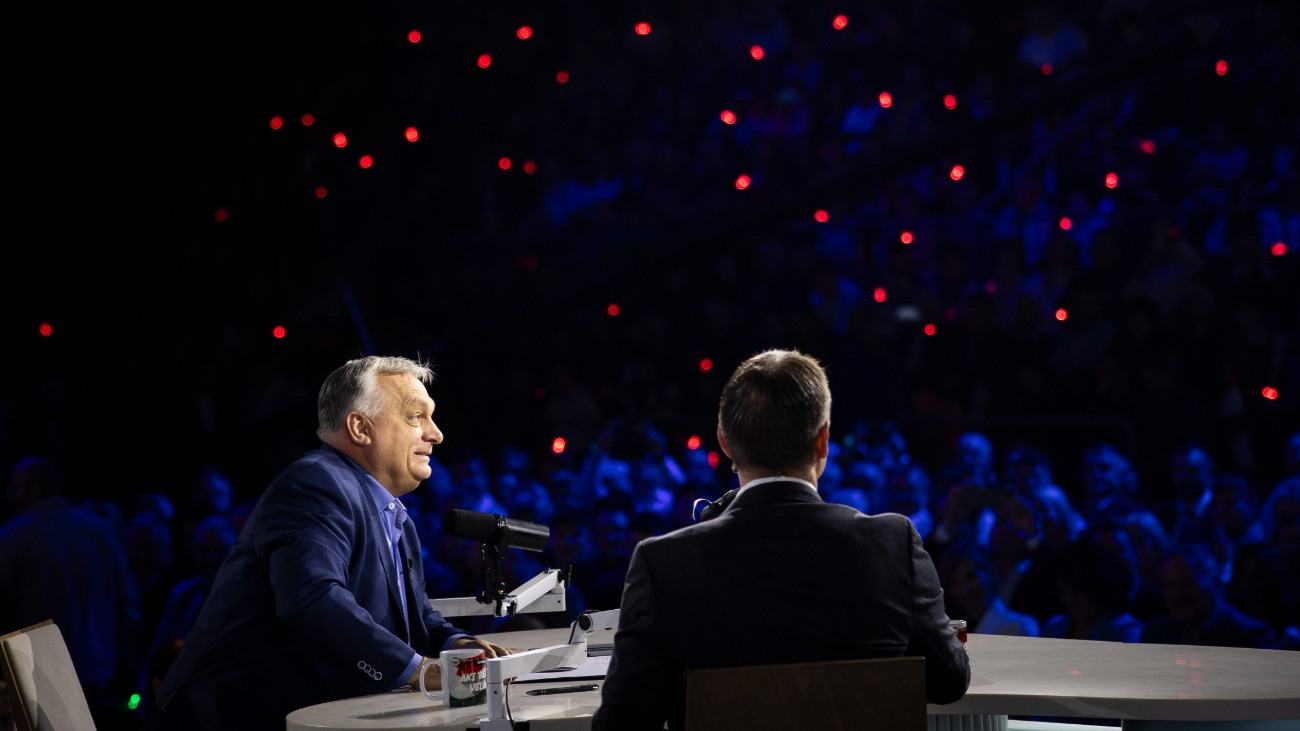 A Miniszterelnöki Kommunikációs Fõosztály által közreadott képen Orbán Viktor miniszterelnök (b) a színpadon a digitális polgári körök által szervezett háborúellenes gyûlésen Nyíregyházán 2025. november 29-én. Mellette Tarczy Gyula, a Nyíregyházi Televízió fõszerkesztõje, moderátor.