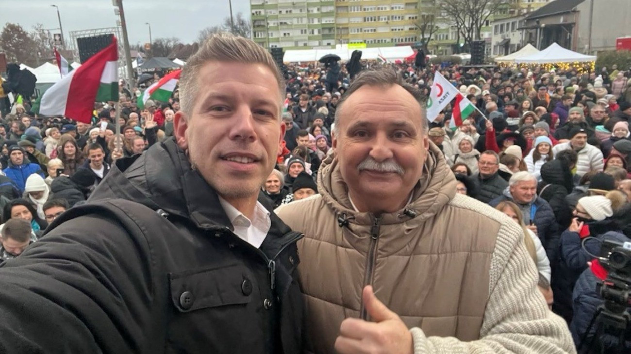 A Tisza Párt támogatói Nyíregyházán, a kép előterében Magyar Péter pártelnök és Gajdos László látszik.