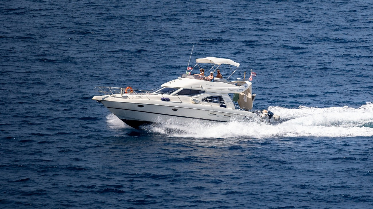 Egy jacht halad a vízen.