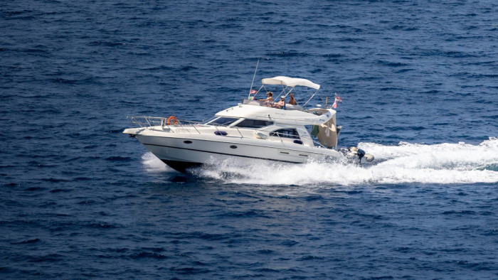 Elakadt hajó blokkolta az autóforgalmat a Balatonnál – videó