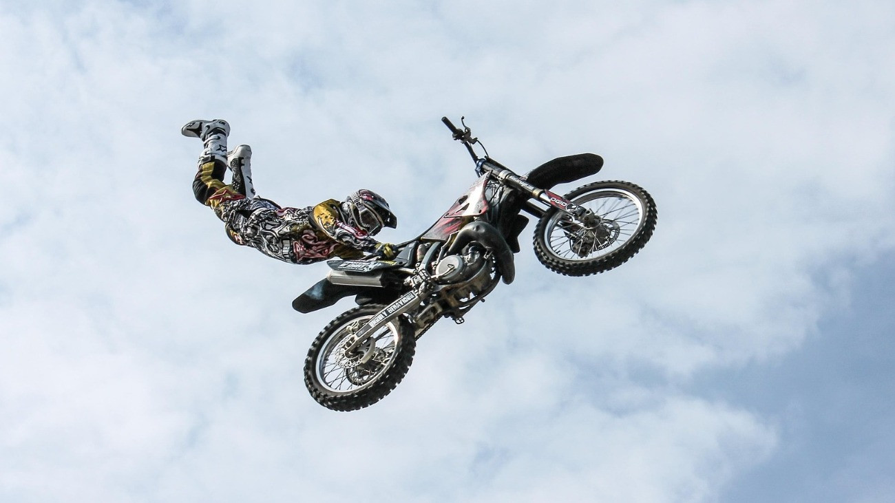Motorkerékpáros akrobata különleges mutatványt végez a levegőben.