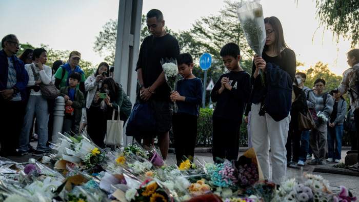 Hongkong gyászol, de sokkal inkább dühös a toronyház-tragédia miatt