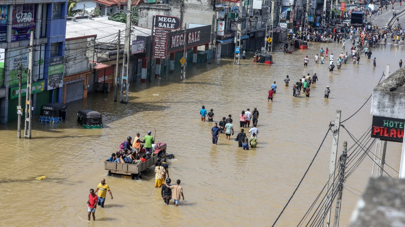 Már ezer közelében az ázsiai áradások halálos áldozatainak száma