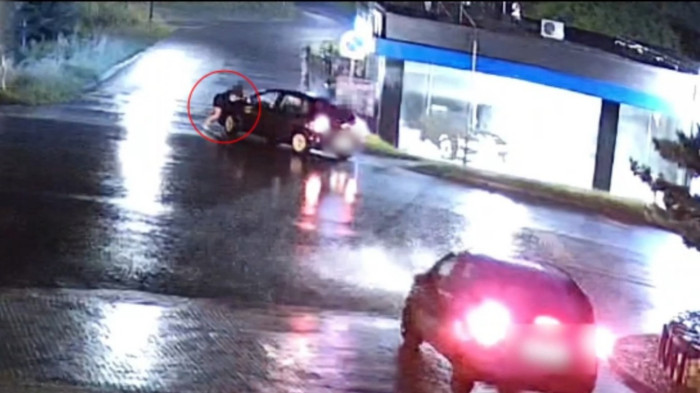 Ablaktörlőbe kapaszkodó nővel a motorháztetőn hajtott a férfi – videó