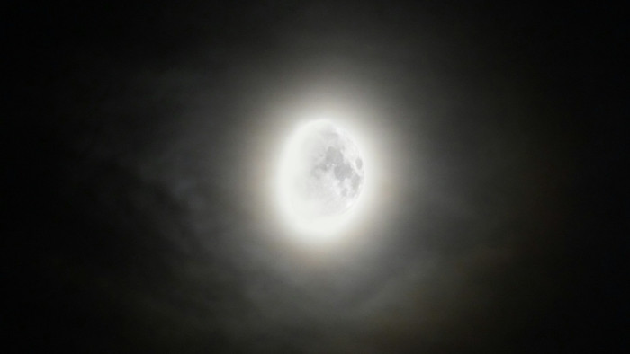 Szinte nappali világosságot varázsolt a hegycsúcsokon a növő Hold