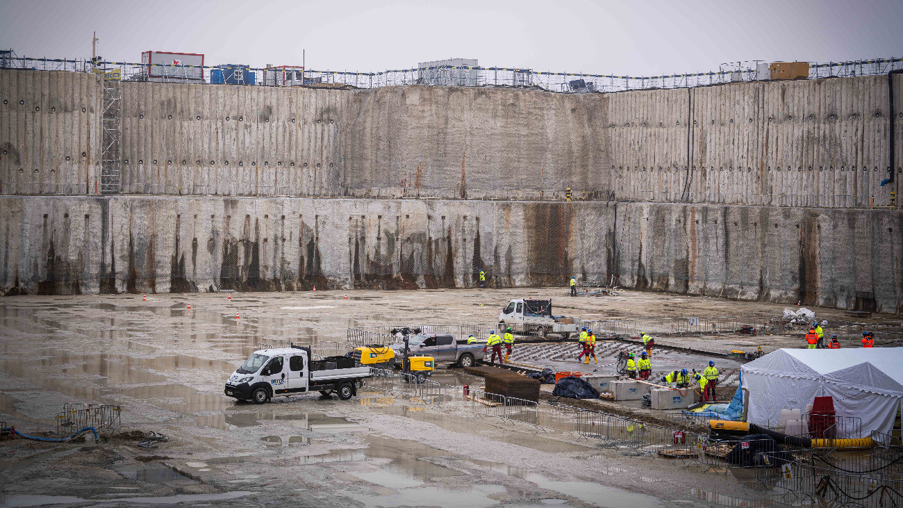 A Külgazdasági és Külügyminisztérium (KKM) által közreadott képen a Paks II. atomerõmûvi blokk építkezési területe 2025. december 2-án. Ezen a napon Magyar Levente, a Külgazdasági és Külügyminisztérium parlamenti államtitkára látogatást tett az építkezési területen.