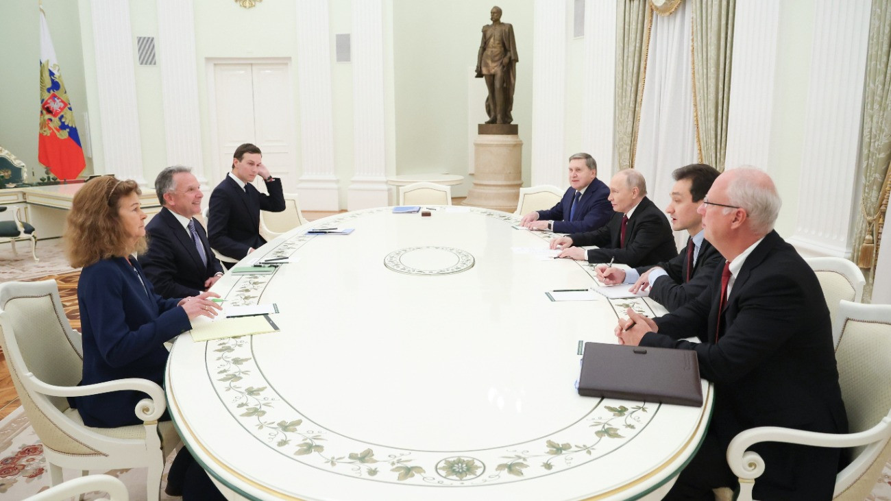 Öt órán át tárgyaltak Putyinnal Trump emberei, de nagy a titkolódzás