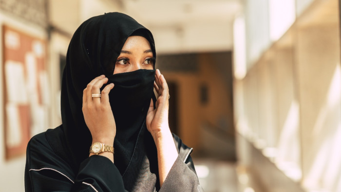 Figyelmeztetés után jön a pénzbírság az arcot eltakaró ruházat viseléséért