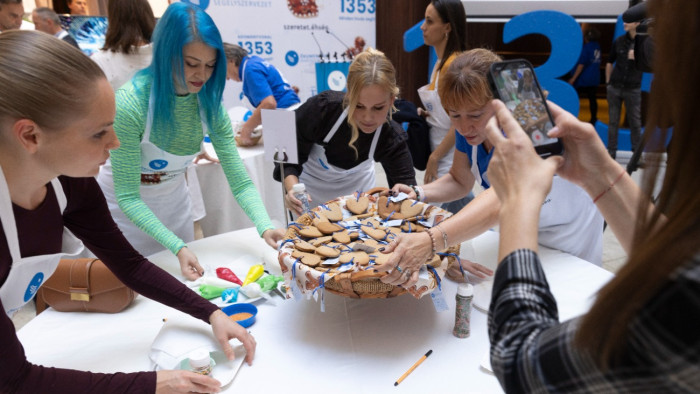 Világbajnokok is ajándékot csomagoltak a rászorulóknak