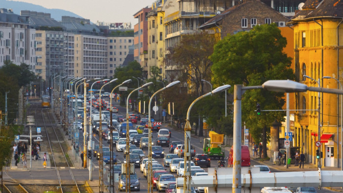Kiderült, mennyi időt ültek idén a dugóban a Budapesten autózók
