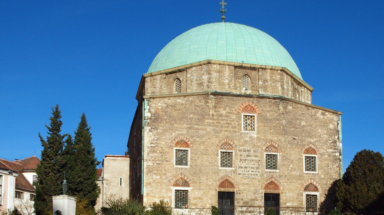 Ismét működik a pécsi dzsámi liftező harangtornya, 8 év kényszerpihenő után – videó