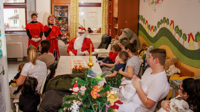 Rudolfék elfáradtak, így tűzoltóautóval érkezett a Mikulás az egri kórház beteg gyerekeihez